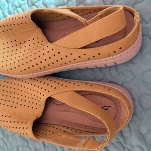 💛Easy Street yellow mustard Perforated Flats 10 wide